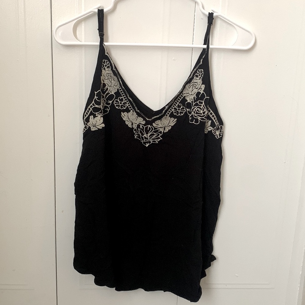 Large women’s black spaghetti strap tank top w/ white embroidered flowers